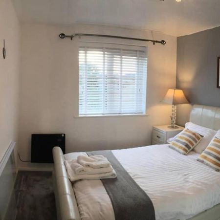Ferienwohnung 2-Bed Sleeps 4 Comfy For Contractors With Free Parking In Crawley Near Gatwick Manor Royal Refurbished Exterior foto