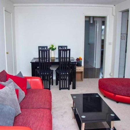 Ferienwohnung 2-Bed Sleeps 4 Comfy For Contractors With Free Parking In Crawley Near Gatwick Manor Royal Refurbished Exterior foto