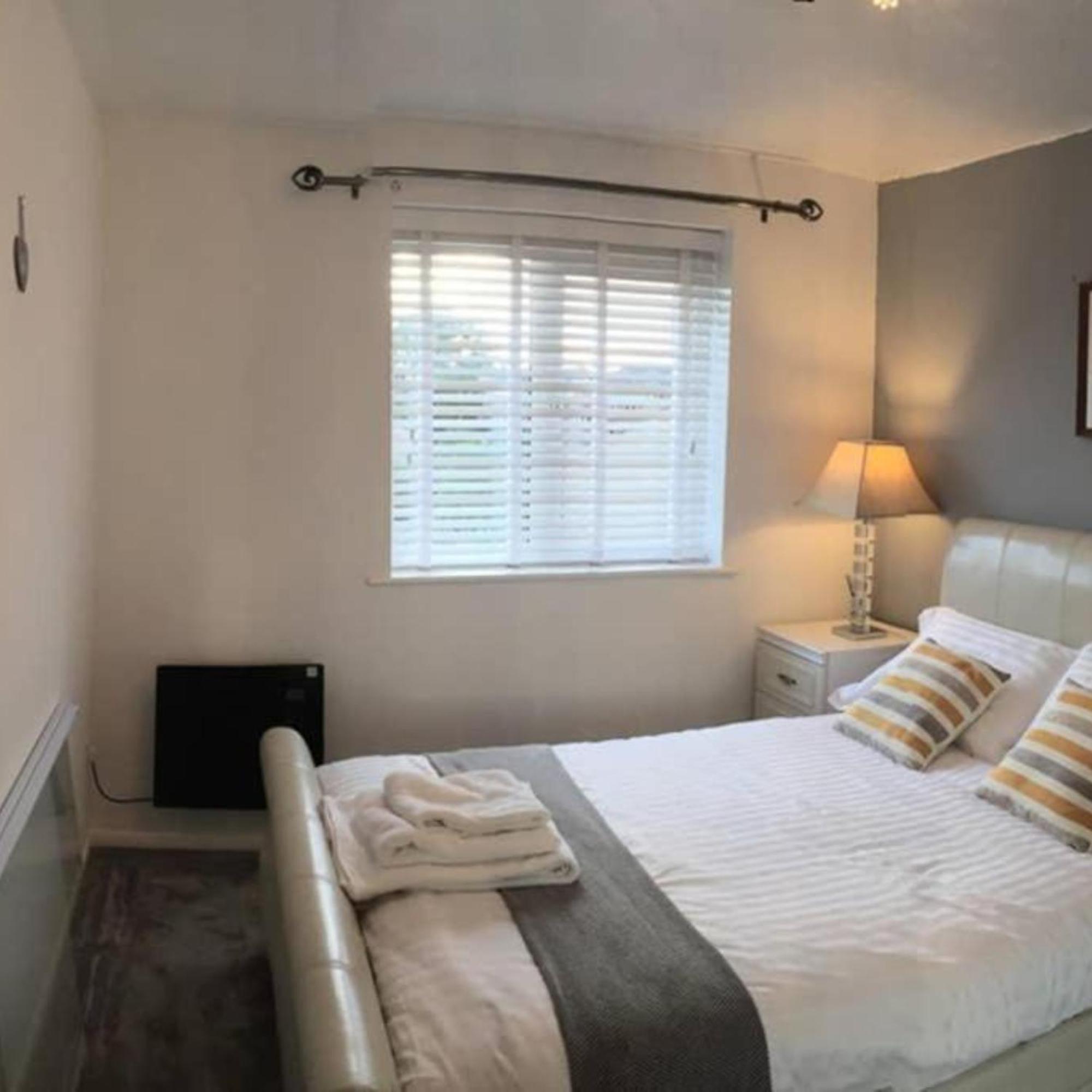 Ferienwohnung 2-Bed Sleeps 4 Comfy For Contractors With Free Parking In Crawley Near Gatwick Manor Royal Refurbished Exterior foto