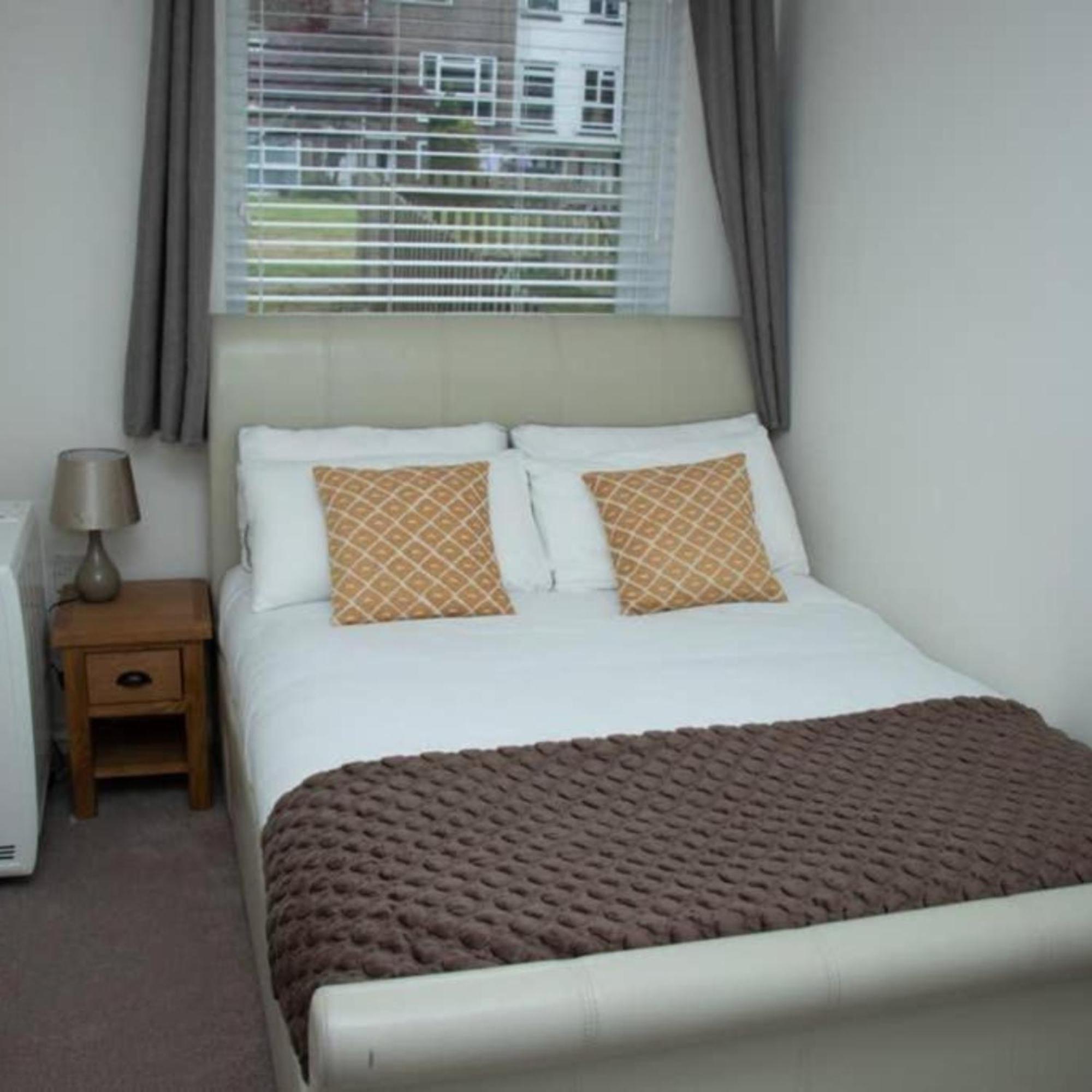 Ferienwohnung 2-Bed Sleeps 4 Comfy For Contractors With Free Parking In Crawley Near Gatwick Manor Royal Refurbished Exterior foto