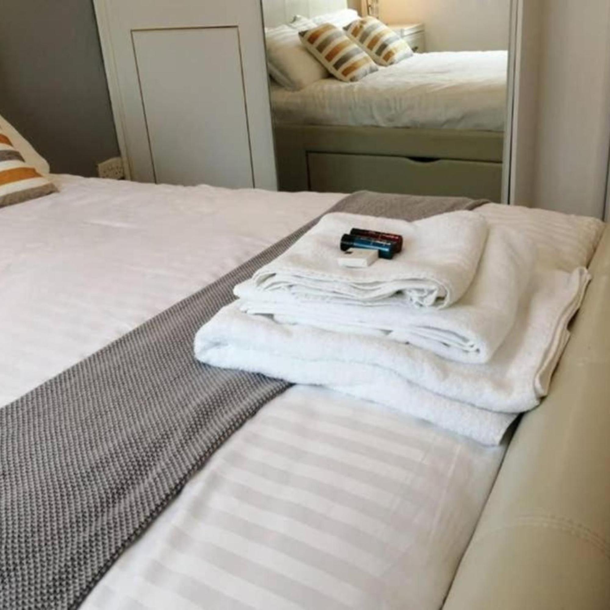 Ferienwohnung 2-Bed Sleeps 4 Comfy For Contractors With Free Parking In Crawley Near Gatwick Manor Royal Refurbished Exterior foto