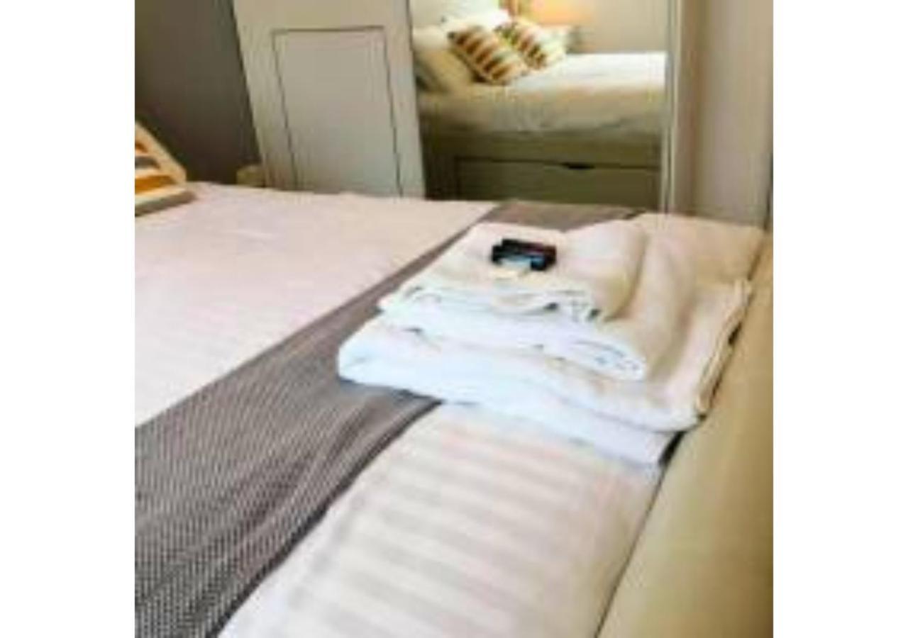 Ferienwohnung 2-Bed Sleeps 4 Comfy For Contractors With Free Parking In Crawley Near Gatwick Manor Royal Refurbished Exterior foto