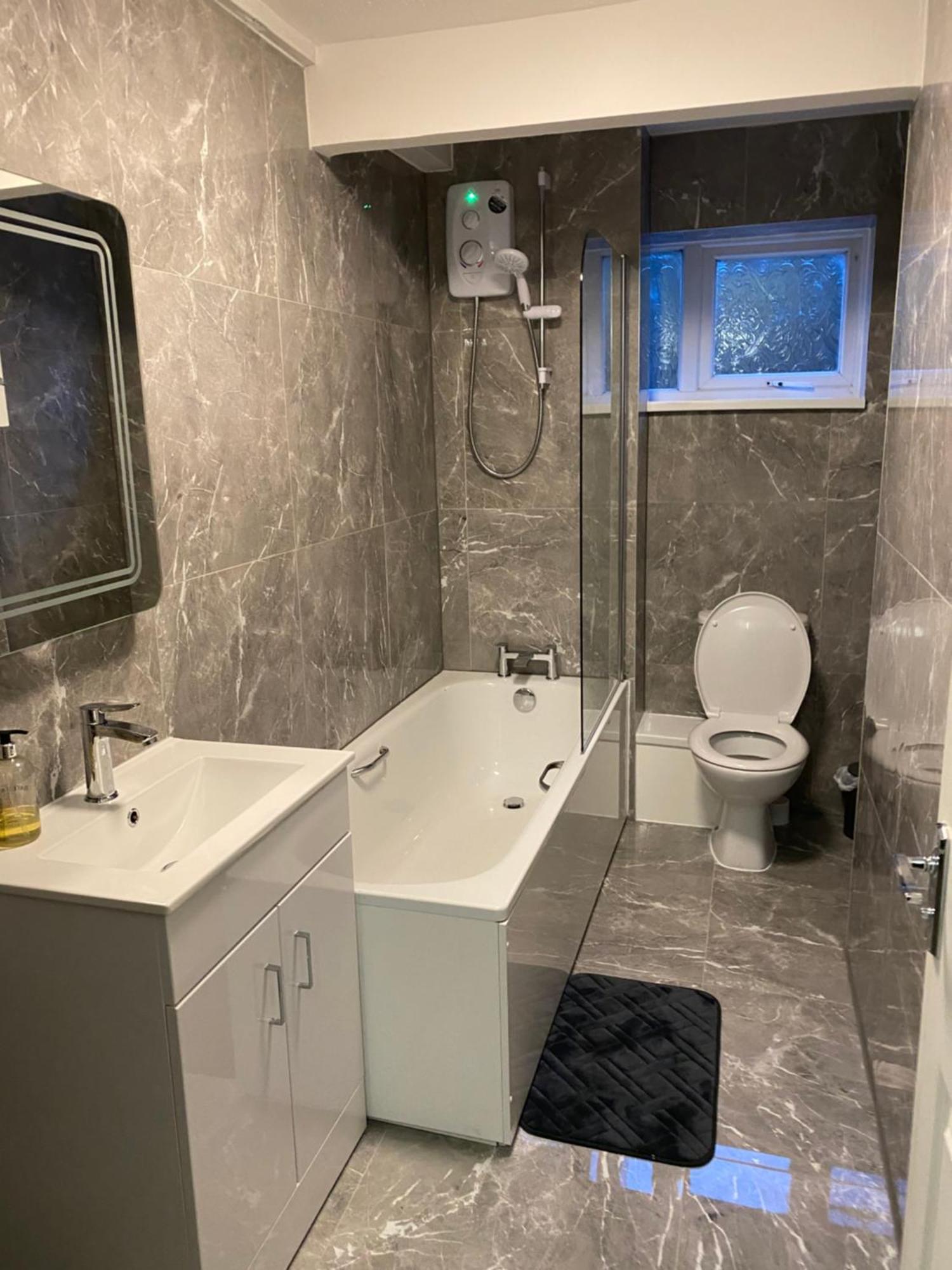 Ferienwohnung 2-Bed Sleeps 4 Comfy For Contractors With Free Parking In Crawley Near Gatwick Manor Royal Refurbished Exterior foto