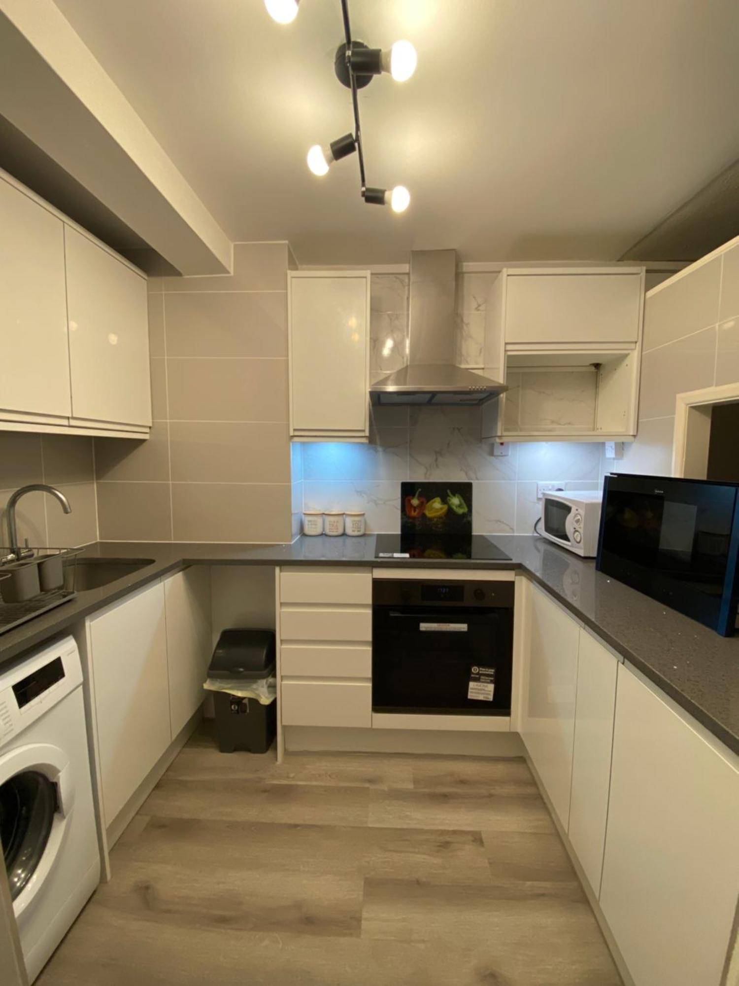 Ferienwohnung 2-Bed Sleeps 4 Comfy For Contractors With Free Parking In Crawley Near Gatwick Manor Royal Refurbished Exterior foto