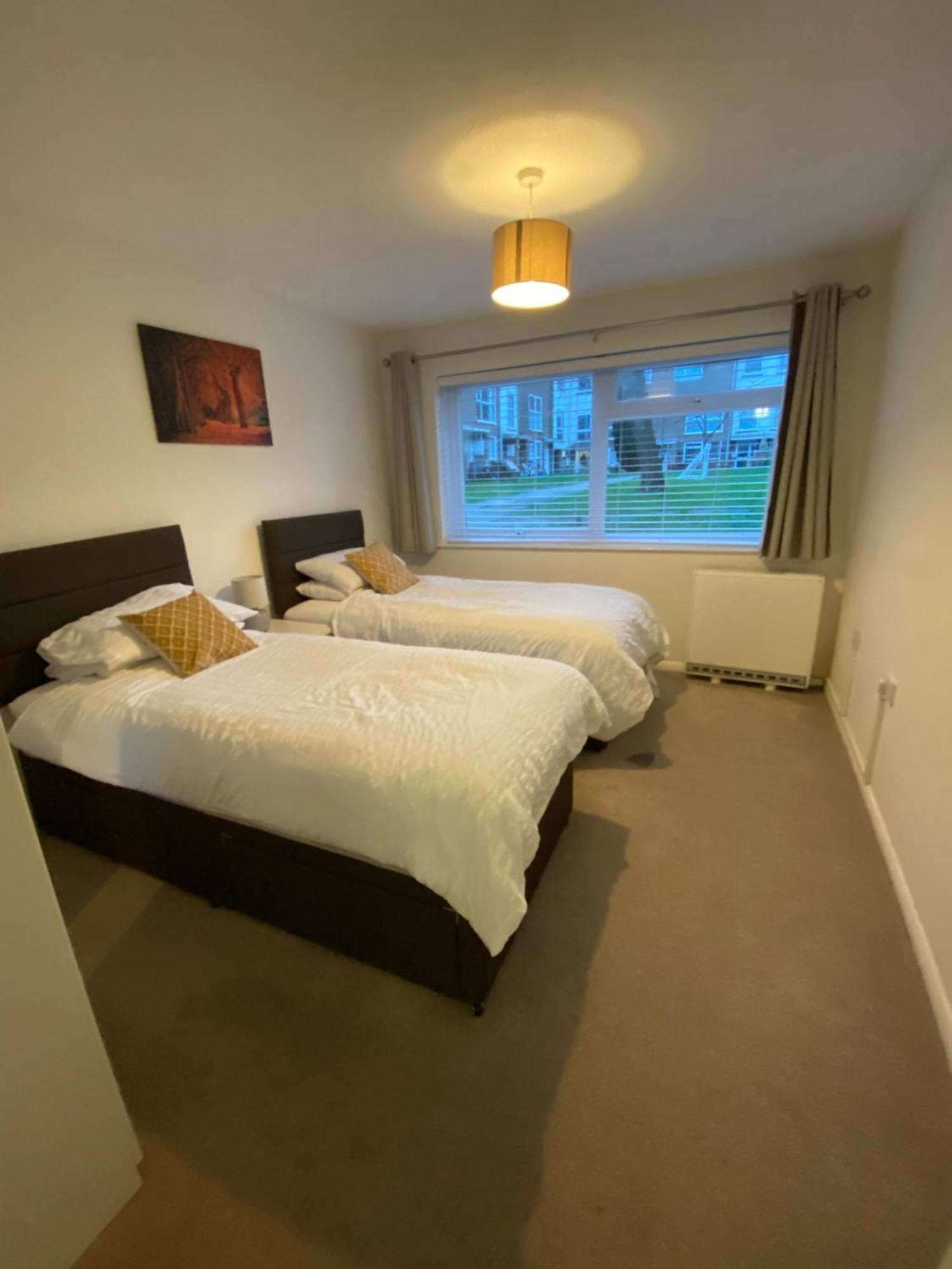 Ferienwohnung 2-Bed Sleeps 4 Comfy For Contractors With Free Parking In Crawley Near Gatwick Manor Royal Refurbished Exterior foto