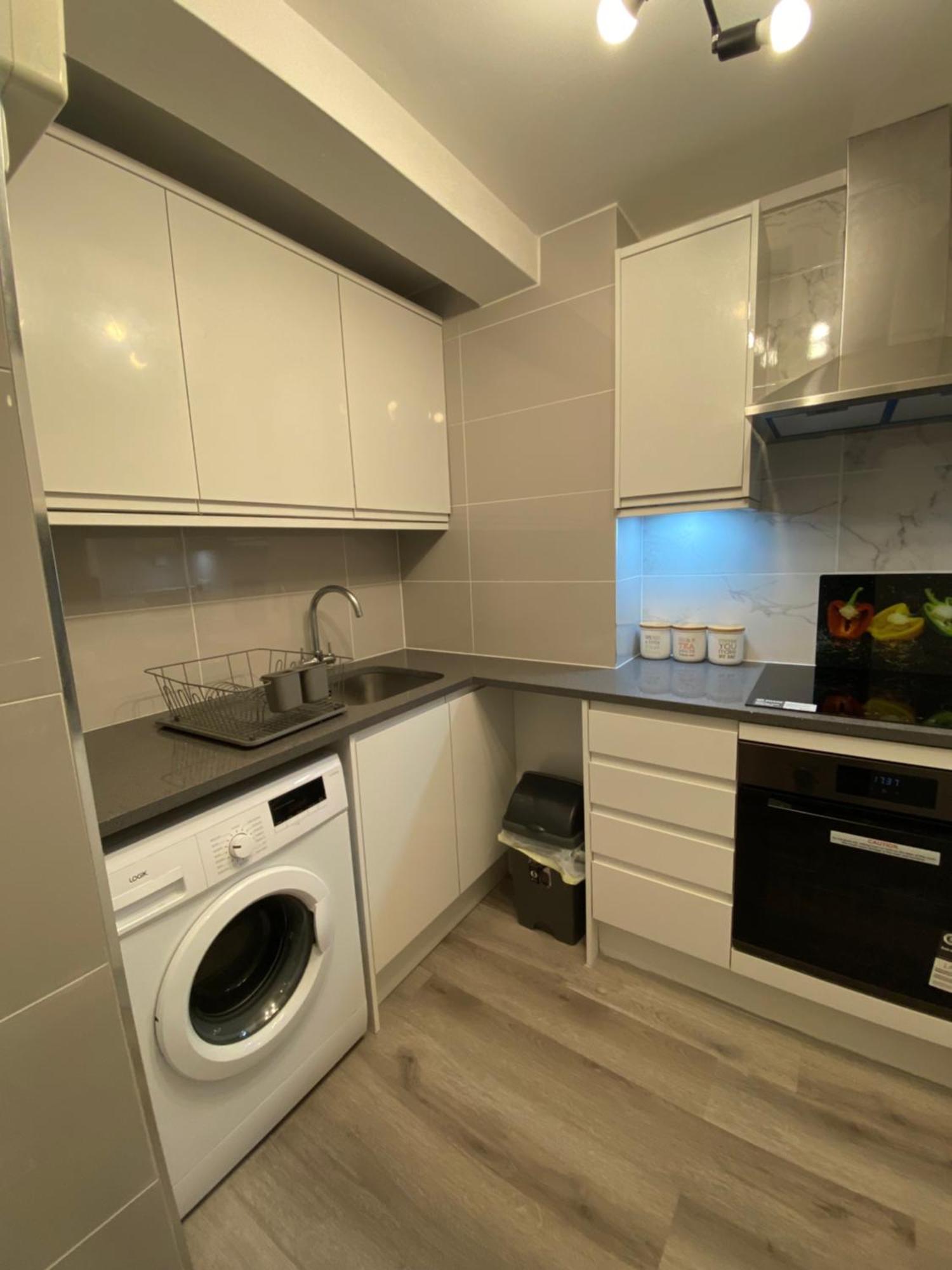 Ferienwohnung 2-Bed Sleeps 4 Comfy For Contractors With Free Parking In Crawley Near Gatwick Manor Royal Refurbished Exterior foto