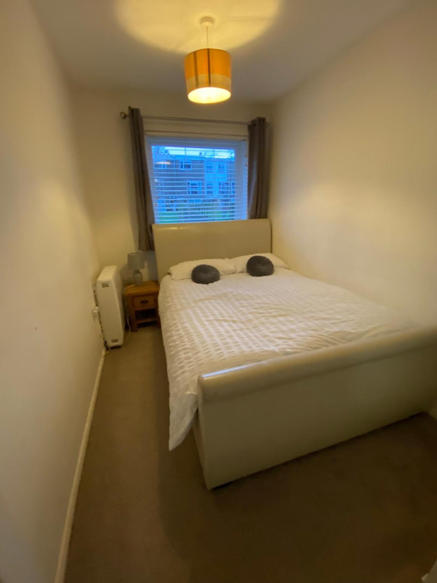 Ferienwohnung 2-Bed Sleeps 4 Comfy For Contractors With Free Parking In Crawley Near Gatwick Manor Royal Refurbished Exterior foto