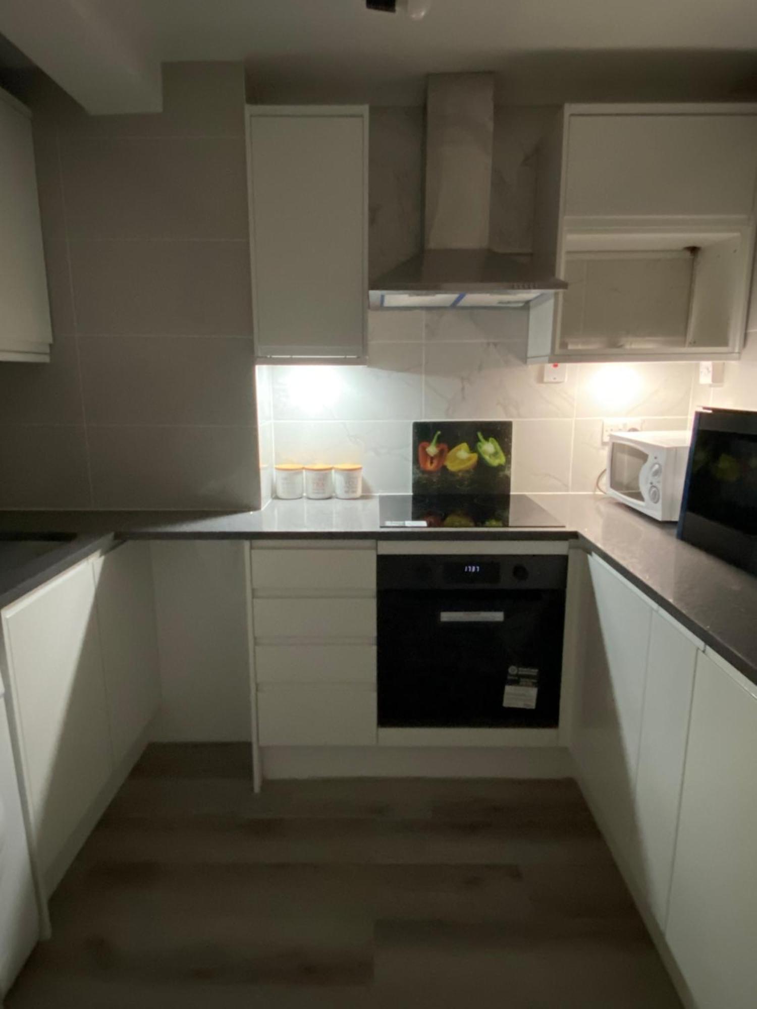 Ferienwohnung 2-Bed Sleeps 4 Comfy For Contractors With Free Parking In Crawley Near Gatwick Manor Royal Refurbished Exterior foto